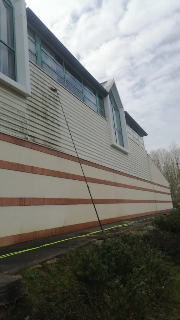 Avant apres lavage facade metallique